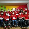 Đoàn thể thao người khuyết tật Việt Nam chụp ảnh lưu niệm tại làng vận động viên ở Tokyo. (Ảnh: Đào Thanh Tùng/TTXVN)