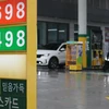 Giá xăng dầu được niêm yết tại một trạm xăng ở Seoul (Hàn Quốc), ngày 4/7/2021. (Ảnh: Yonhap/TTXVN)