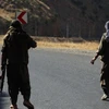 Các thành viên của đảng Công nhân người Kurd (PKK) mang súng trường trên một con đường ở vùng núi Qandil - nơi đóng trụ sở của PKK ở miền bắc Iraq, ngày 22/6/2018. (Nguồn: al-monitor.com)