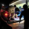 Tổ Cảnh sát giao thông dùng xe đặc chủng đưa cụ Phên đến bệnh viện cấp cứu kịp thời. (Nguồn: cand.com.vn)