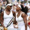 Venus Williams (trái) và Serana Williams tại Wimbledon, hồi tháng 7/2015. (Nguồn: time.com)
