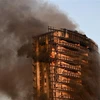 Sốc với cảnh biển lửa trùm lên tòa chung cư 20 tầng ở Italy