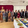 Chụp ảnh lưu niệm giữa các cán bộ ngoại giao Việt Nam và Lào tại Pháp. (Ảnh: Nguyễn Thu Hà/TTXVN)