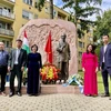 Đại sứ Nguyễn Thị Bích Thảo và các cán bộ nhân viên Đại sứ quán Việt Nam tại Hungary đến dâng hoa tại tượng đài Chủ tịch Hồ Chí Minh ở thành phố Zalaegerszeg (Hungary). (Nguồn: Thế giới và Việt Nam)
