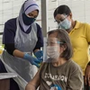 Nhân viên y tế tiêm vaccine phòng COVID-19 cho người dân tại Kuala Lumpur (Malaysia), ngày 29/7/2021. (Ảnh: THX/TTXVN)