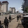 Cảnh sát chống bạo động được triển khai nhằm ngăn người biểu tình quá khích tại thủ đô Conakry của Guinea. (Ảnh: AFP/TTXVN)