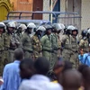Cảnh sát chống bạo động Guinea được triển khai nhằm ngăn người biểu tình quá khích tại thủ đô Conakry. (Ảnh: AFP/TTXVN)