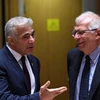 Ngoại trưởng Israel Yair Lapid (trái) trong cuộc gặp với Đại diện cấp cao phụ trách chính sách an ninh và đối ngoại của EU Josep Borrell tại Brussels (Bỉ), ngày 12/7/2021. (Ảnh: AFP/ TTXVN)
