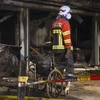 Lính cứu hỏa làm nhiệm vụ tại hiện trường vụ cháy bệnh viện điều trị bệnh nhân COVID-19 ở Tetovo (Bắc Macedonia), ngày 8/9/2021. (Ảnh: AFP/TTXVN)