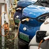 Xe điện của liên doanh ôtô SAIC-GM-Wuling được sạc tại một bãi đỗ xe ở Liễu Châu (Trung Quốc), ngày 17/5/2021. (Nguồn: cnbc.com)