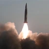 Tên lửa đạn đạo dẫn đường chiến thuật kiểu mới do Học viện Khoa học quân sự Triều Tiên phóng thử từ thị trấn Hamju, tỉnh Nam Hamgyong ngày 25/3/2021. (Ảnh: Yonhap/TTXVN)