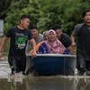 Người dân sơ tán tránh lũ tại Lanchang thuộc bang Pahang (Malaysia), ngày 6/1/2021. (Ảnh: AFP/TTXVN)