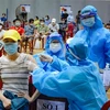 Nhân viên y tế tiêm vaccine ngừa COVID-19 cho người dân tại Cung thể thao Tiên Sơn, thành phố Đà Nẵng. (Ảnh: Văn Dũng/TTXVN)