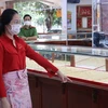 Lương Thị Nhung được yêu cầu mô tả lại hành vi lấy trộm nhẫn vàng tại tiệm vàng Kim Hương 1 ở Bình Phước. (Nguồn: thanhnien.vn)