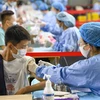 Nhân viên y tế tiêm vaccine ngừa COVID-19 cho học sinh tại Ngân Xuyên (Trung Quốc). (Ảnh: THX/TTXVN)