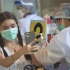 Nhân viên y tế tiêm vaccine ngừa COVID-19 cho người dân tại Samut Prakan (Thái Lan), ngày 9/8/2021. (Ảnh: THX/TTXVN)