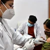 Nhân viên y tế tiêm vaccine phòng COVID-19 cho người dân tại New Delhi (Ấn Độ), ngày 13/2/2021. (Ảnh: THX/TTXVN)
