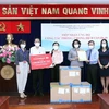 Bà Tô Thị Bích Châu, Chủ tịch Ủy ban Mặt trận Tổ quốc Việt Nam Thành phố Hồ Chí Minh (giữa) trao thư cảm ơn cho đại diện ngân hàng Techcombank đã ủng hộ 2 triệu bộ xét nghiệm COVID-19. (Ảnh: Xuân Khu/TTXVN)