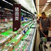 Người dân mua sắm tại một siêu thị ở Sơn Đông (Trung Quốc). (Ảnh: AFP/TTXVN)