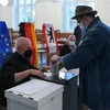 Cử tri bỏ phiếu bầu Quốc hội tại điểm bầu cử ở Berlin (Đức), ngày 26/9/2021. (Ảnh: THX/TTXVN)