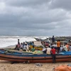 Ngư dân đưa thuyền lên bãi biển Puri (Ấn Độ) để hạn chế thiệt hại do lốc xoáy Gulab có thể gây ra, ngày 26/9/2021. (Nguồn: indianexpress.com)