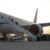 Hành khách lên máy bay của hãng hàng không Qatar Airways tại sân bay Kabul (Afghanistan), ngày 9/9/2021. (Ảnh: AFP/TTXVN)