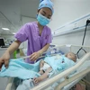 Nhân viên y tế chăm sóc trẻ mới sinh tại bệnh viện ở tỉnh Quý Châu (Trung Quốc), ngày 11/5/2021. (Ảnh: AFP/TTXVN)