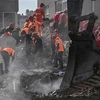 Tìm kiếm các nạn nhân dưới đống đổ nát ở Izmir, sau trận động đất làm rung chuyển Thổ Nhĩ Kỳ và Hy Lạp, ngày 3/11/2020. (Ảnh: AFP/TTXVN)