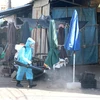 Phun khử khuẩn tại khu vực chợ ở thị xã La Gi (Bình Thuận). (Ảnh: Nguyễn Thanh/TTXVN)