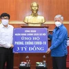 Chủ tịch Ủy ban Trung ương Mặt trận Tổ quốc Việt Nam Đỗ Văn Chiến (phải) tiếp nhận số tiền ủng hộ từ Công đoàn Ngân hàng Chính sách xã hội. (Ảnh: Minh Đức/TTXVN)