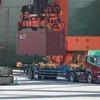 Bốc dỡ container hàng hóa tại cảng ở Tokyo (Nhật Bản). (Ảnh: AFP/TTXVN)