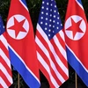 Quốc kỳ Mỹ và Triều Tiên tại Hội nghị thượng đỉnh Mỹ-Triều ở Singapore, ngày 12/6/2018. (Ảnh: AFP/TTXVN)