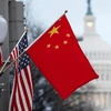 Quốc kỳ của Mỹ và Trung Quốc dọc đại lộ Pennsylvania, gần Điện Capitol ở Washington D.C. (Mỹ), hồi năm 2011. (Nguồn: ecfr.eu)