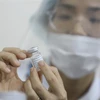 Tiêm vaccine ngừa COVID-19 cho nhân viên y tế tại Bệnh viện Thanh Nhàn (Hà Nội). (Ảnh: Minh Quyết/TTXVN)