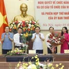 Chủ tịch Quốc hội Vương Đình Huệ trao nghị quyết và tặng hoa chúc mừng lãnh đạo Viện Nghiên cứu lập pháp. (Ảnh: Doãn Tấn/TTXVN)