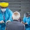 Nhân viên y tế tiêm vaccine ngừa COVID-19 cho người dân tại Lima (Peru), ngày 23/4/2021. (Ảnh: AFP/TTXVN)