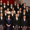 Tân Thủ tướng Nhật Bản Fumio Kishida (giữa, phía trước) chụp ảnh chung với các thành viên nội các tại thủ đô Tokyo, ngày 4/10/2021. (Ảnh: THX/TTXVN)
