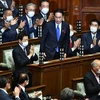 Tân Chủ tịch Đảng Dân chủ Tự do cầm quyền Nhật Bản Fumio Kishida (trung tâm) được Quốc hội bầu làm Thủ tướng, tại Tokyo, ngày 4/10/2021. (Ảnh: AFP/TTXVN)