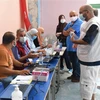 Người dân chờ tiêm vaccine ngừa COVID-19 tại Tunis (Tunisia), ngày 8/8/2021. (Ảnh: THX/TTXVN)