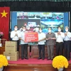 Đại tướng Tô Lâm và Đoàn đại biểu Quốc hội tỉnh Hưng Yên tặng quà hỗ trợ tỉnh trong công tác phòng, chống dịch COVID-19. (Ảnh: Đinh Tuấn/TTXVN)