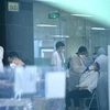 Lực lượng y tế lấy mẫu sàng lọc SARS-CoV-2 cho những người trong bệnh viện Việt Đức chiều 30/9/2021. (Ảnh: Hoàng Hiếu/TTXVN)