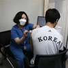 Nhân viên y tế tiêm vaccine phòng COVID-19 cho người dân tại Seoul (Hàn Quốc). (Ảnh: AFP/TTXVN)
