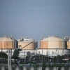 Các bể chứa khí tự nhiên hoá lỏng (LNG) tại một khu cảng ở Grain, miền Đông Nam nước Anh. (Ảnh: AFP/TTXVN)