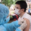 Tiêm vaccine cho người dân ở thành phố Đồng Xoài (Bình Phước), ngày 12/10/2021. (Ảnh: TTXVN)