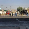 Các thành viên Taliban gác gần hiện trường vụ nổ tại thánh đường Hồi giáo ở thành phố Kandahar của Afghanistan, ngày 15/10/2021. (Ảnh: AFP/TTXVN)