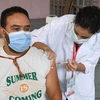 Nhân viên y tế tiêm vaccine ngừa COVID-19 cho người dân tại Tunis (Tunisia), ngày 8/8/2021. (Ảnh: THX/TTXVN)
