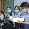 Các thí sinh ôn bài trước khi vào phòng thi trong kỳ thi tuyển sinh lớp 10 tại Khánh Hòa, hồi tháng 6/2021. (Ảnh: Phan Sáu/TTXVN)