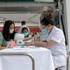 Nhân viên y tế khám sàng lọc trước khi tiêm vaccine phòng COVID-19 cho sinh viên tại Trường Cao đẳng Y tế Sơn La. (Ảnh: Hữu Quyết/TTXVN)