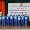 Lãnh đạo Liên đoàn Lao động thành phố Đà Nẵng trao quà hỗ trợ cho các nữ đoàn viên công đoàn. (Ảnh: Văn Dũng/TTXVN)