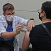 Tiêm vaccine ngừa COVID-19 cho người dân ở Jerusalem (Israel), ngày 20/8/2021. (Ảnh: AFP/TTXVN)
